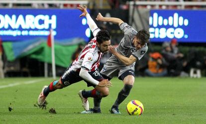 Pizarro y Gonz&aacute;lez disputan el bal&oacute;n. 