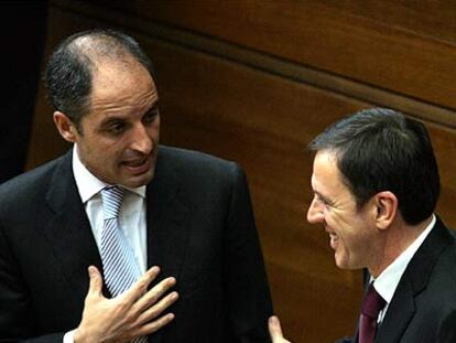 Francisco Camps y Joan Ignasi Pla conversaban ayer en las Cortes.