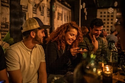 Jóvenes en el restaurante El mono bandido, en Bogotá, el 30 de noviembre de 2024. 