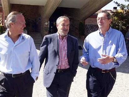 Los populares Josep Piqué (izquierda), Pedro Arriola y Alberto Ruiz-Gallardón salen del Parador de Segovia.