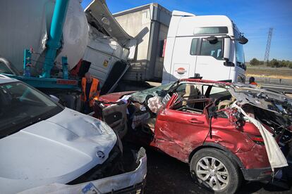 Accidente de tráfico que se ha registrado esta mañana en la autovía A-4, a la altura de Santa Cruz de Mudela (Ciudad Real).
