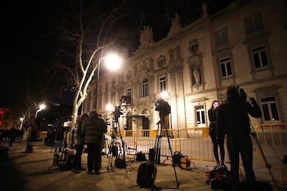 Despliegue de medios de comunicación este martes a las puertas del Tribunal Supremo, en Madrid. Más de 600 periodistas y 50 medios internacionales cubrirán el juicio de los políticos independentistas. 