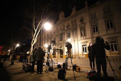 Despliegue de medios de comunicación este martes a las puertas del Tribunal Supremo, en Madrid. Más de 600 periodistas y 50 medios internacionales cubrirán el juicio de los políticos independentistas. 