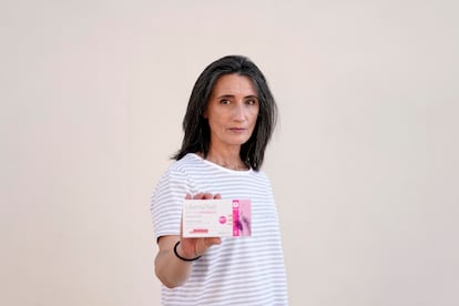 Natalia Paredes, con una caja de los test de su empresa