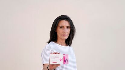 Natalia Paredes, con una caja de los test de su empresa