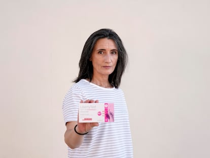 Natalia Paredes, con una caja de los test de su empresa