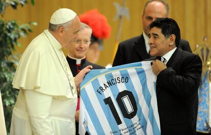 Diego Maradona (a la derecha) regala al papa Francisco una camiseta con su nombre en El Vaticano, antes de un partido por la paz, en 2014.