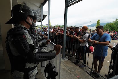 Decenas de migrantes se concentraban ayer en el centro de tránsito fronterizo de Huixtla, en el Estado mexicano de Chiapas.