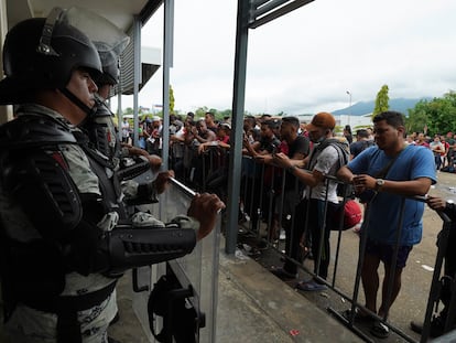 Decenas de migrantes se concentraban ayer en el centro de tránsito fronterizo de Huixtla, en el Estado mexicano de Chiapas.