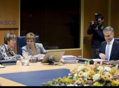 La consejera de Cultura del Parlamento vasco, Miren Azkarate, y el director del museo Guggenheim Bilbao, Juan Ignacio Vidarte, durante su comparecencia de esta mañana ante la Comisión de Cultura del Parlamento.