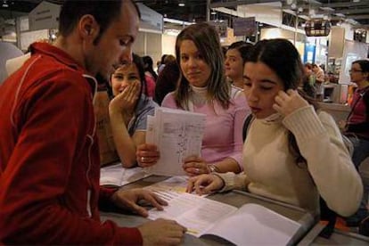 Varias jvenes reciben informacin en uno de los stands de Formaemple@, ayer, durante la primera jornada de la feria.