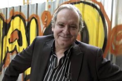 Fotografía facilitada por Espasa que muestra al cronista musical Diego Manrique, testigo de excepción de la época dorada del periodismo musical desde los años setenta y que ha ofrecido hoy una entrevista a Efe.