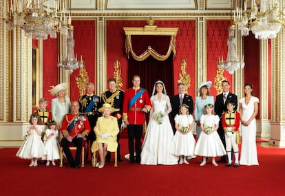 El príncipe Guillermo y la duquesa de Cambridge posan junto a sus familias el día de su boda en una habitación del palacio de Buckingham en Londres el 29 de abril de 2011.