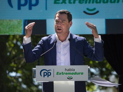 El presidente de la Junta de Andalucía, Juan Manuel Moreno Bonilla, participa en un acto de precampaña del Partido Popular en Mérida (Badajoz), este domingo.