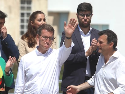El presidente del PP, Alberto Núñez Feijóo (en el centro), durante un acto en Cádiz para apoyar a Bruno García (a la derecha) como candidato del PP a la alcaldía de Cádiz.