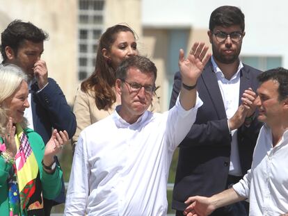 El presidente del PP, Alberto Núñez Feijóo (en el centro), durante un acto en Cádiz para apoyar a Bruno García (a la derecha) como candidato del PP a la alcaldía de Cádiz.