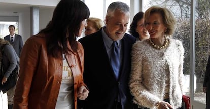 Jos&eacute; Antonio Gri&ntilde;&aacute;n con Micaela Navarro y Mar&iacute;a Teresa Fern&aacute;ndez de la Vega, este jueves en el Hotel Barcel&oacute; de Sevilla.