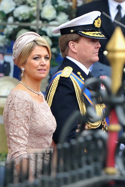 La futura reina de Holanda se atrevió con un turbante decorado con estrellas en la boda de Guillermo de Inglaterra y Kate Middleton.