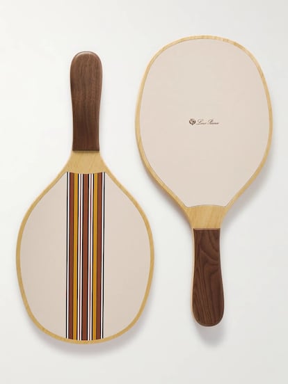 El conjunto de 'paddleball' de Loro Piana es parte de la línea The Suitcase Stripe de la marca, compuesta por elementos esenciales de vacaciones lujosamente elaborados. Hecho en Italia, incluye dos raquetas de madera liviana y una pelota, todos adornados con cuero liso. Un lado presenta un estampado de rayas inspiradas en las maletas tradicionales, mientras que el otro está adornado con el logotipo de la firma que ofrece artículos de moda y accesorios de lujo fabricados en Italia. Precio: 890 euros. es.loropiana.com.