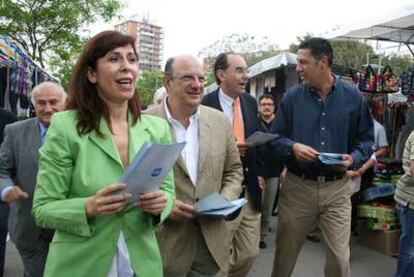 Alicia Sánchez-Camacho y Albiol (a la derecha, con camisa azul), en un mercado de Badalona.