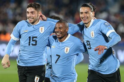 Nicolás de la Cruz, Federico Valverde y Darwin Núñez drurante el partido contra Chile, este viernes en Montevideo (Uruguay).