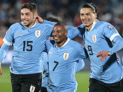Nicolás de la Cruz, Federico Valverde y Darwin Núñez drurante el partido contra Chile, este viernes en Montevideo (Uruguay).