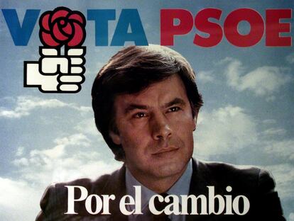 Una de las imágenes más recordadas de Felipe González es la del cartel de los comicios de 1982. Con un fondo celestial, González deja de ser un busto que mira a cámara para concentrarse en el horizonte. "Es la imagen del político seguro de sí mismo, que contempla con calma y resolución el futuro del país", cuenta Izquierdo. Todo ello aderezado con las técnicas cinematográficas con las que Pilar Miró contribuyó a reforzar la imagen del candidato de Ferraz.