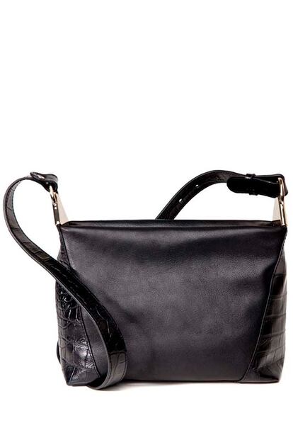 Bolso negro de piel con laterales tipo piel de cocodrilo, de Uterqüe (de 129 a 79,95 euros aproximadamente).