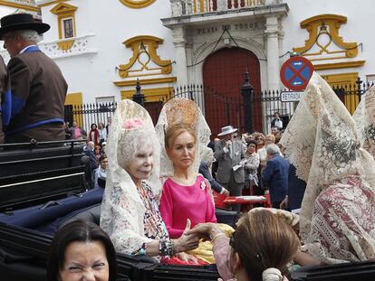 La lluvia hace coincidir el lujo de los enganches y las marchas obreras