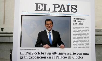 El presidente del Gobierno en funciones, Mariano Rajoy, visita la exposición del 40º aniversario de EL PAÍS.