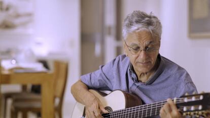 Caetano Veloso toca 'La Maestro' en su casa de Brasil.