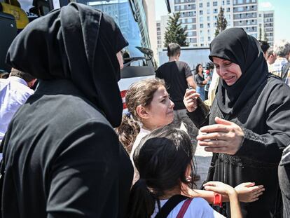 Refugiados sirios se despiden antes de regresar en bus a Siria, este martes.