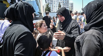 Refugiados sirios se despiden antes de regresar en bus a Siria, este martes.