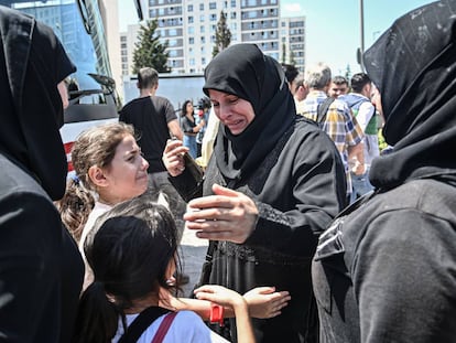 Refugiados sirios se despiden antes de regresar en bus a Siria, este martes.