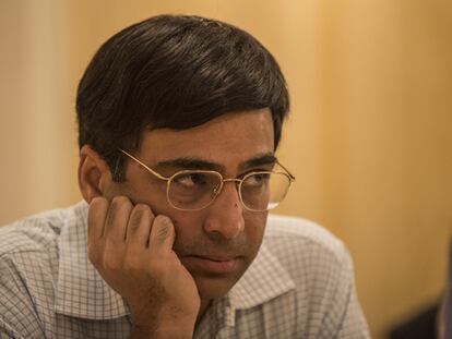 Anand, durante su partida contra Sh&iacute;rov este domingo en Z&uacute;rich