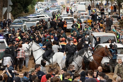 Miembros de la Policía montada intervienen durante los altercados vividos, este domingo en Paiporta. 