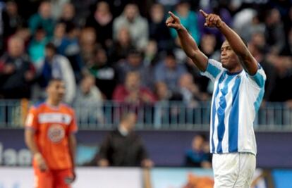 El delantero brasileño del Málaga Julio Baptista celebra su gol de penalti, el primero de su equipo.