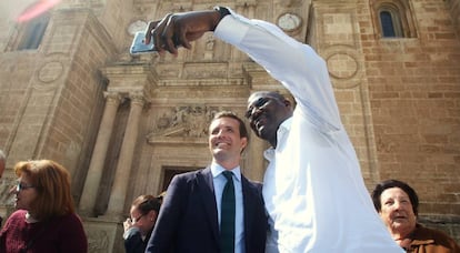 Pablo Casado se hace una foto con un seguidor en Almería.