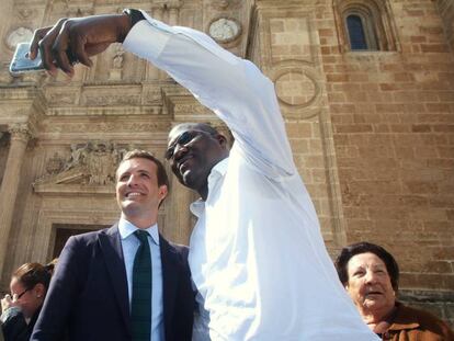 Pablo Casado se hace una foto con un seguidor en Almería.