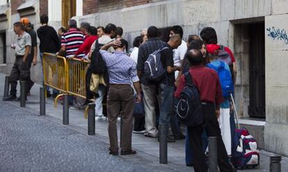 Colas para acceder a un comedor social en Madrid.