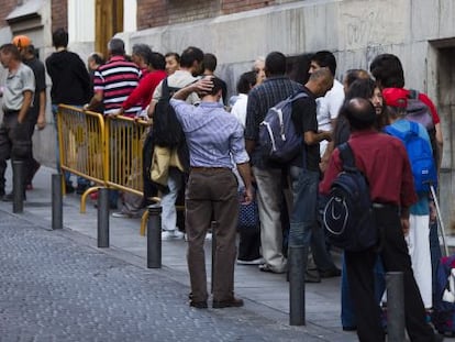 Colas para acceder a un comedor social en Madrid.