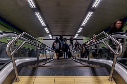 Usuarios utilizan la estación de Suanzes de Metro de Madrid, este martes.