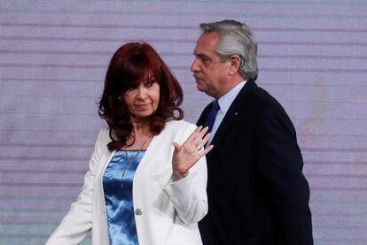 La vicepresidenta de Argentina, Cristina Fernández de Kirchner, saluda junto al presidente, Alberto Fernández