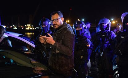 El director Dani de la Torre, durante el rodaje de 'La unidad'.