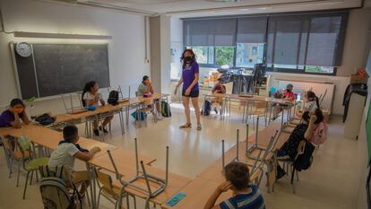 Menores participando en las actividades educativas de verano de la
 Asociación Educativa Itaca y Educo en l’Hospitalet de Llobregat (Barcelona)