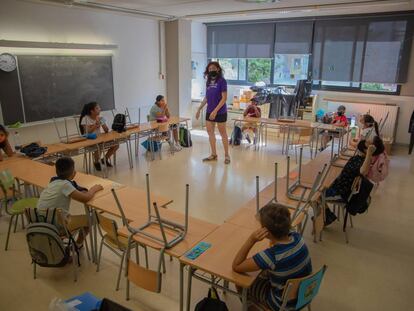 Menores participando en las actividades educativas de verano de la
 Asociación Educativa Itaca y Educo en l’Hospitalet de Llobregat (Barcelona)
