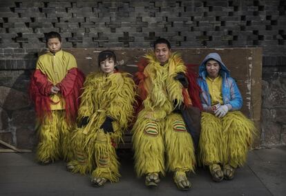 Bailarines tradicionales de la danza del dragón esperan su turno en el segundo día del Año Nuevo Chino en Pekín (China).