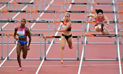 De izquierda a derecha, la estadounidense Masai Russell, la danesa Mette Graversgaard y la japonesa Masumi Aoki, durante la carrera de 100m vallas, el 22 de agosto.