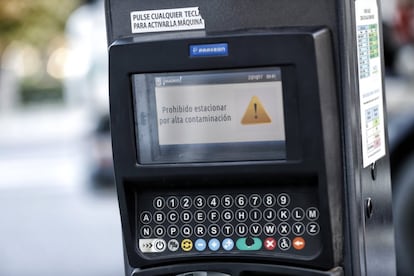 Durante todo el día de mañana al igual que ocurre hoy, las aplicaciones de los teléfonos móviles y los parquímetros informarán en sus pantallas de la prohibición de aparcar en la zona SER y no se expenderán tiques.