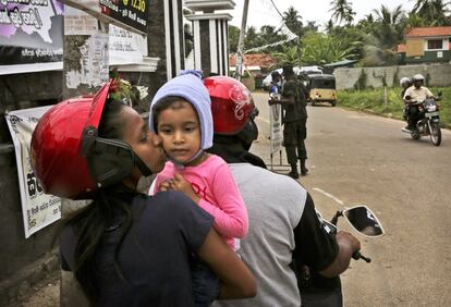 Una madre cristiana de Sri Lanka besa a su hija frente a la Iglesia de San Sebastián, donde un atacante suicida se inmoló el domingo de Pascua, en Negombo, al norte de Colombo, Sri Lanka, el domingo 28 de abril de 2019.